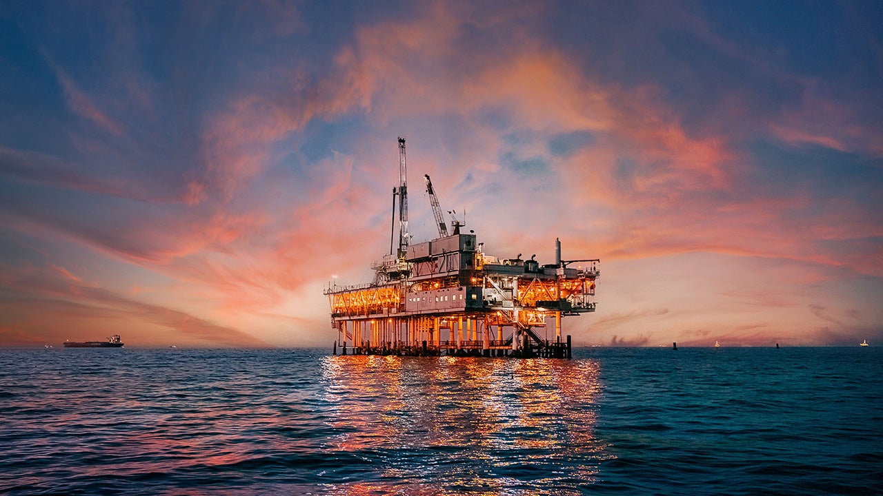 Oil prices fluctuate due to tensions in the Middle East, while other markets maintain stability.